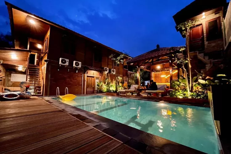 View saat malam hari di area private pool villa Tomohon, Malang. (Instagram.com / tomohonvilla)