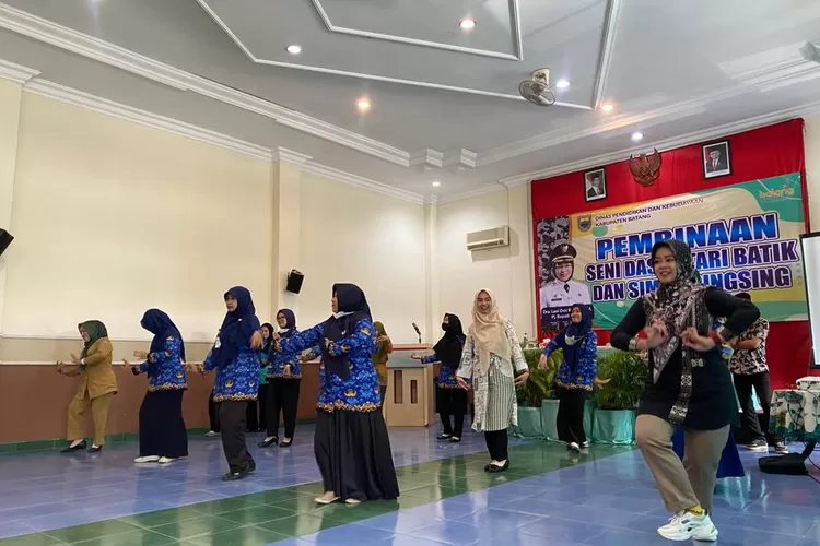 Sejumlah guru belajar tari Batik dan Simo Gringsing di Hotel Dewi Ratih Batang. Foto: dok