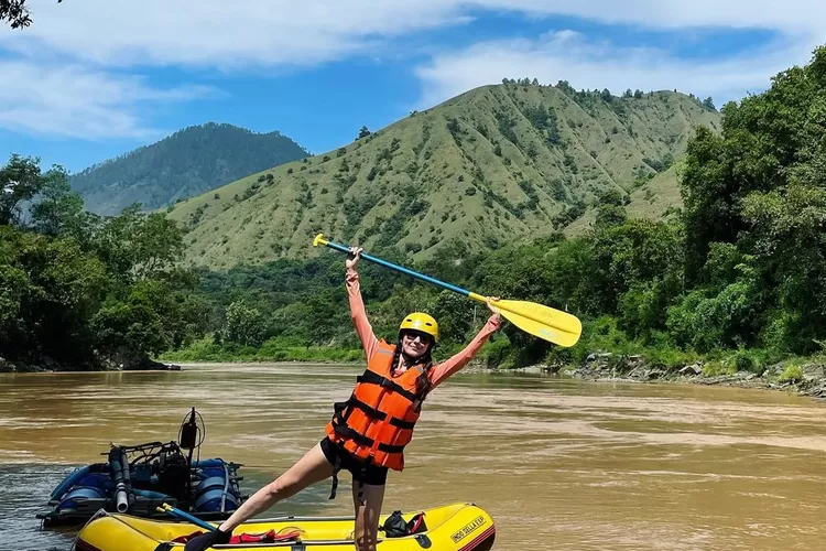 Destinasi wisata menyenangkan, Arung Jeram Sungai Sadan di Toraja (Instagram @mariamitsura)