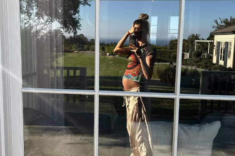 Postingan Behati Prinsloo di Instagramnya yang memamerkan kehamilan, setelah skandal perselingkuhan Adam Levine (Instagram @behatiprinsloo)