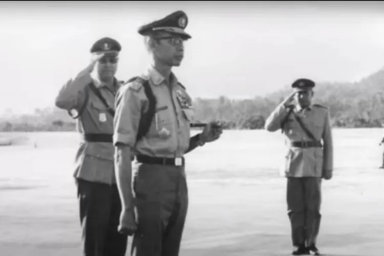 Jenderal Hoegeng menolak dimakamkan di Taman Makam Pahlawan Kalibata. Dia memilih istirahat di pemakaman keluarga.