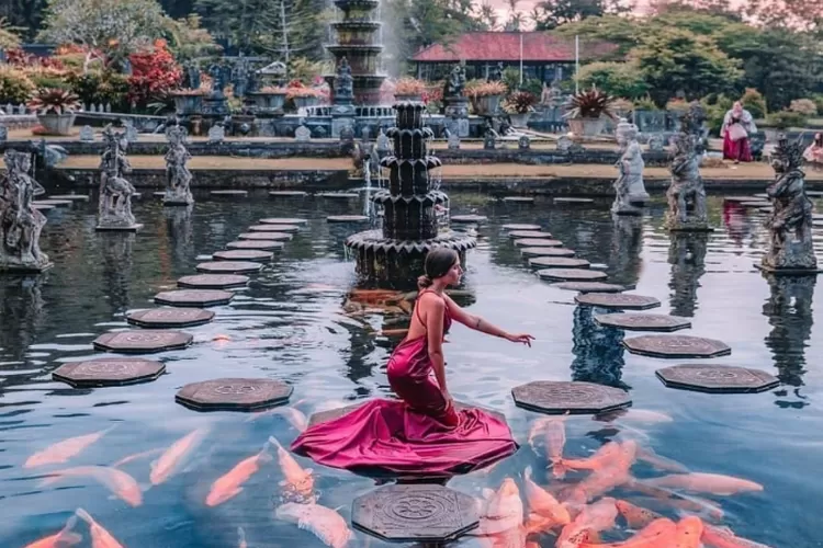 Salah satu destinasi yang eksis di Bali, Tirta Gangga Karangasem. (Instagram.com / balitravelfolder)