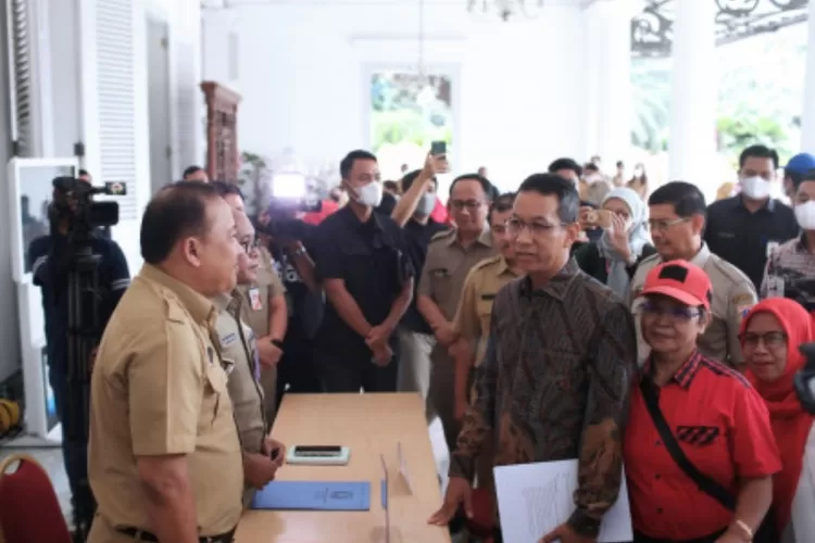 Pj Gubernur DKI Jakarta Heru Budi Hartono meninjau  pos pelayanan pengaduan  masyarakat di Balaikota DKI , Selasa (18/10/2022)