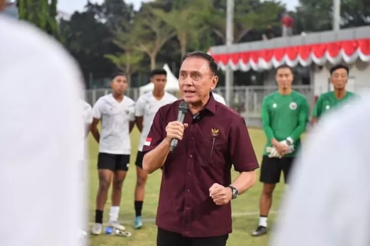 Ketum PSSI Iwan Bule batal diperiksa Polda Jatim. Polisi beberkan alasannya (instagram @mochamadiriawan84)