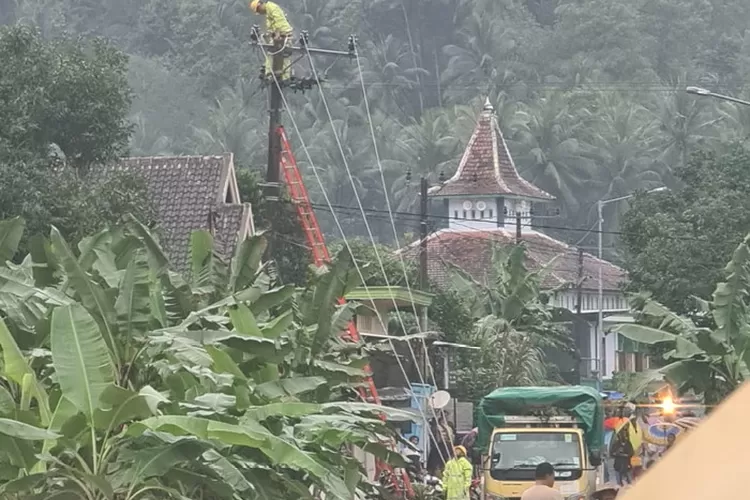 Petugas PLN saat melakukan pemantauan jaringan di lokasi bencana Malang