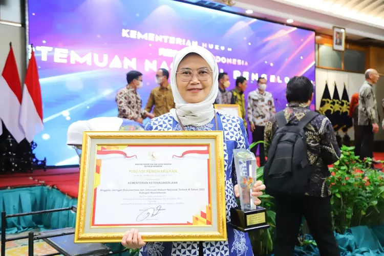 Kepala Biro Hukum Kemnaker Reni Mursidayanti, usai menerima penghargaan JDIHN Awards 2022.