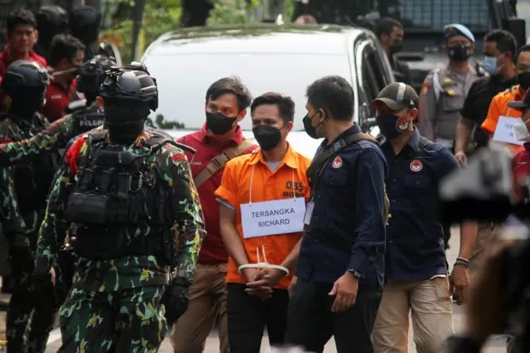 Bharada Richard Eliezer saat memakai baju tahanan saat reka ulang adegan pembunuhan korban Brigadir J dikawal pasukan Brimob, Richard Eliezer menjalani sidang perdana Selasa 18 Oktober di PN Jaksel (Tangkapan layar Net TV)