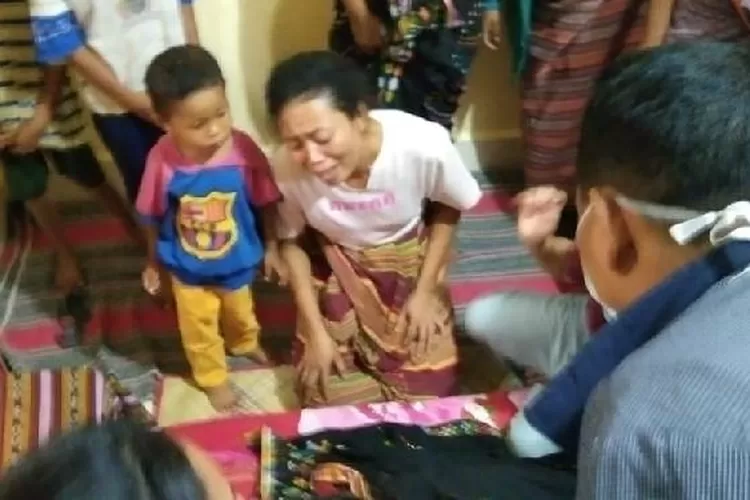 Korban H di rumah duka di Kaper Desa Golo Bilas Labuan Bajo NTT Rabu malam (19/10/2022) (Rikar Nompa)