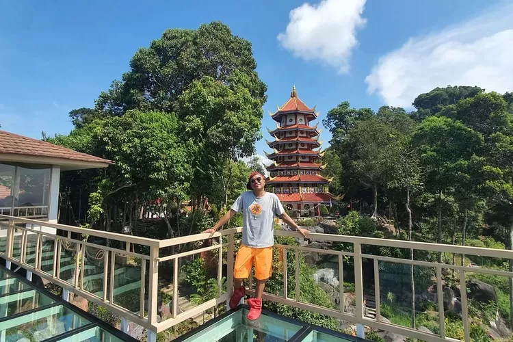 Jembata kaca di Pagoda Nusantara, destinasi wisata religi Bangka (Instagram @mypreciouslife2019)