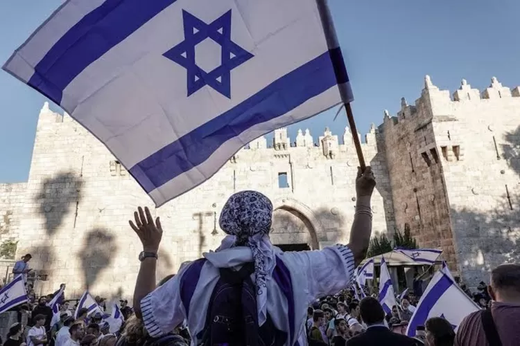 Potret bendera Israel dan masyarakat Israel. Israel diyakini menjalankan aktivitas intelijen secara diam diam untuk mengetahui bahwa benar Iran telah mengirimkan bantuan rudal untuk Rusia dalam perang bersama Ukraina  (The Jerusalem post )