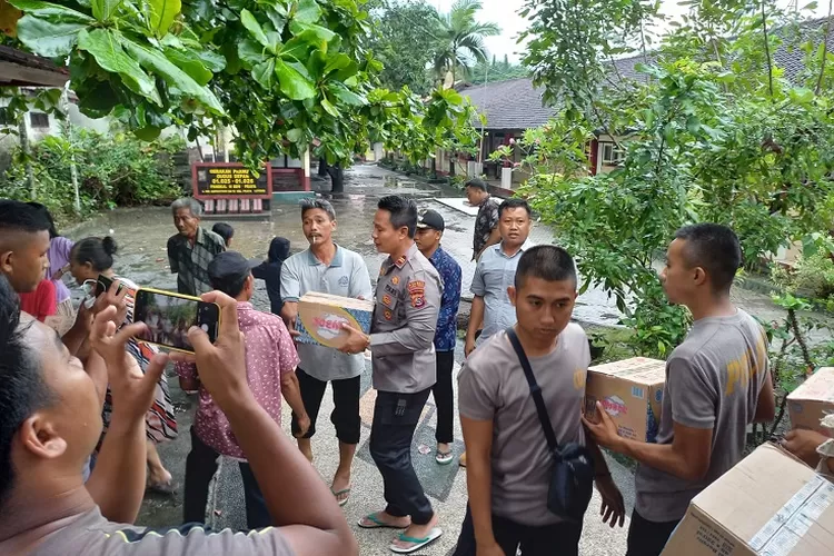 Untuk mengantisipasi banjir susulan yang Kampung Jawa, Kelurahan Praya, Kecamatan Praya, Kabupaten Lombok Tengah, 35 KK di wilayah tersebut diungsikan. terjadi di  (Suara Karya/Istimewa)