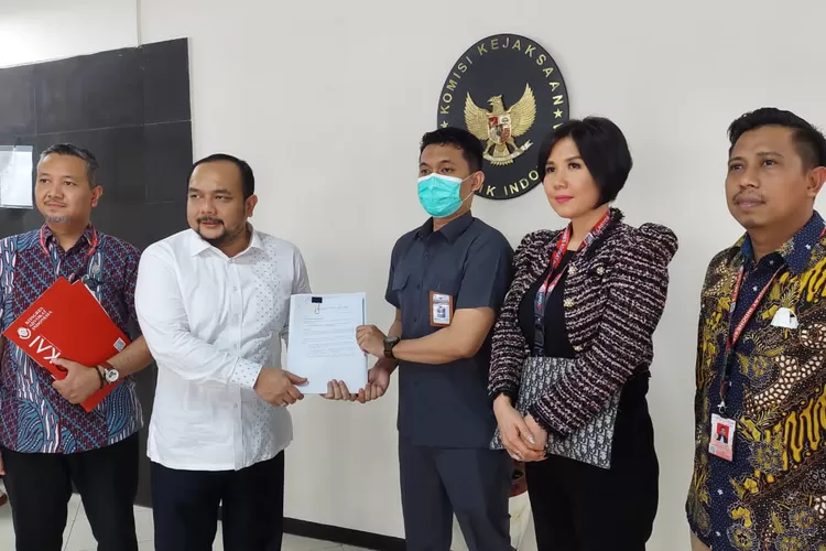 Advokat Natalia Rusli didampingi Vice Presisent Kongres Advokat Indonesia (KAI) Aldwin Rahadian saqt di Komisi Kejaksaan.  (Sadono )
