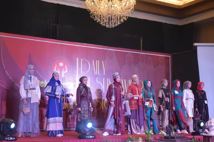 Dekranasda Provinsi Sumbar mengadakan lomba Daily Muslim Wear Design Contest khusus muslimah yang diikuti oleh 17 Kabupaten/Kota se-Sumatera Barat di Hotel Axana Padang, Rabu, 19 Oktober 2022. 