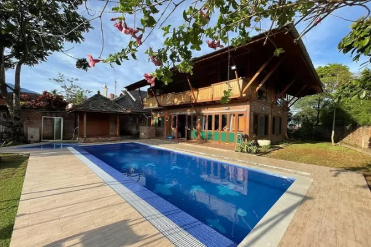 potret keindahan area kolam renang villa rumah kupu-kupu puncak bogor (Instagram/ @villarumahkupukupu)