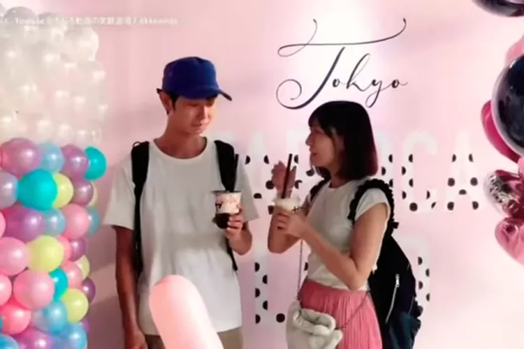 Shoji Morimoto tengah menemani klien makan.