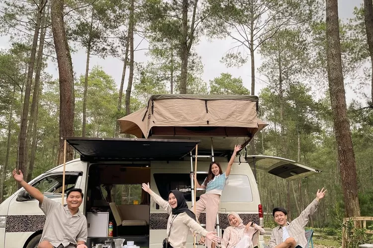 Potret konsep liburan ala anak milenial di Campervan (Instagram @adityard_)