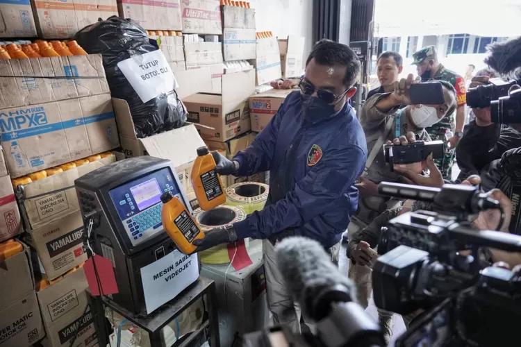 Ditreskrimum Polda Jateng menunjukan mesin pembuat label pemalsuan oli di Semarang. (Ayosemarang.com/ Audrian Firhannusa)