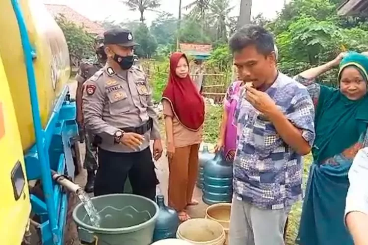 Polsek Tenjo polres Bogor berikan bantuan air bersih kepada warga kampung Cibadak desa Ciomas kecamatan Tenjo kabupaten Bogor, Pada Selasa (18/10) (Sumber gambar /Bogor Times)