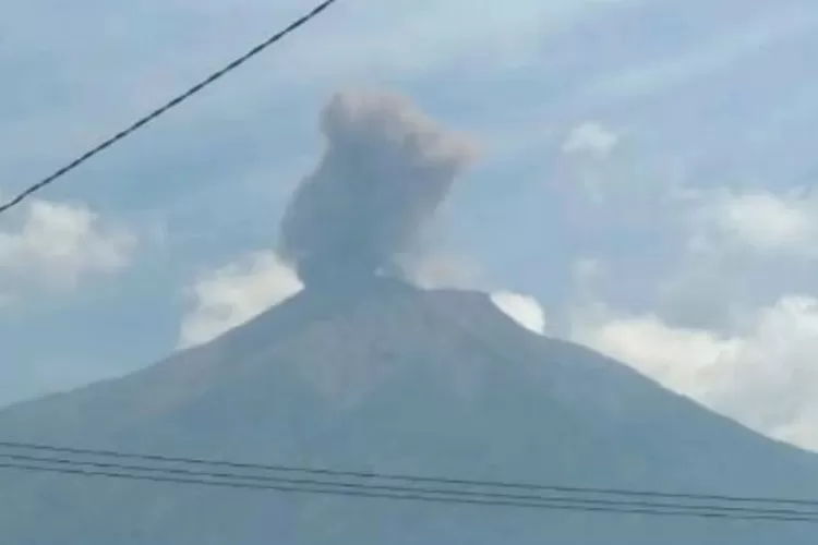 Gunung Kerinci erupsi keluarkan asap tebal. Foto: Ist
