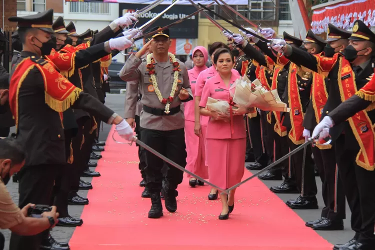 Irjen Pol Suwondo Nainggolan beserta istri saat tiba di Mapolda DIY, Jumat (21/10/2022). Irjen Suwondo resmi menjadi Kapolda DIY menggantikan pejabat sebelumnya Irjen Pol Asep Suhendar.. (Dokumen Humas Polda DIY.)