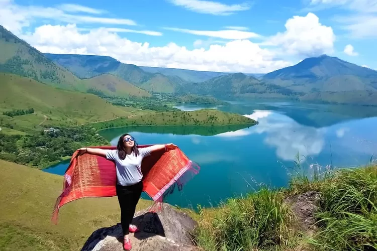 Bukit Holbung, salah satu destinasi wisata alam di Kabupaten Samosir Sumatera Utara (Instagram @adventuresamosir)
