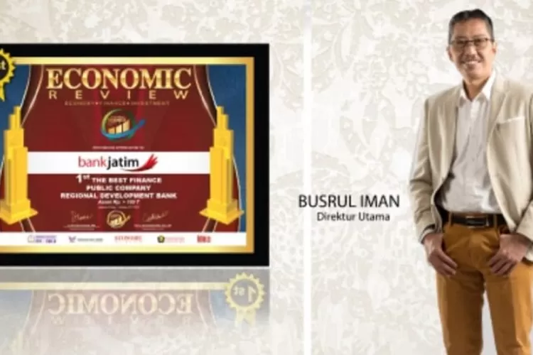   Dirut Bank Jatim Busrul Iman dan piagam penghargaan yang baru saja diraih