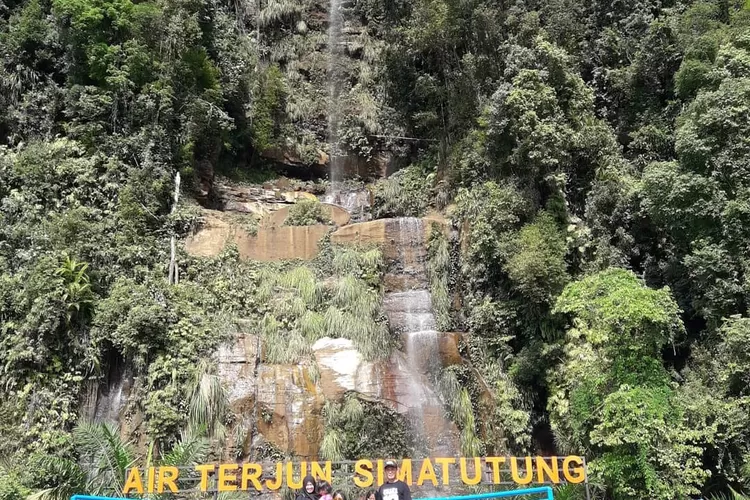 Keseruan di wisata Air Terjun Simatutung di Tapanuli Selatan (Instagram @waldydhrp)