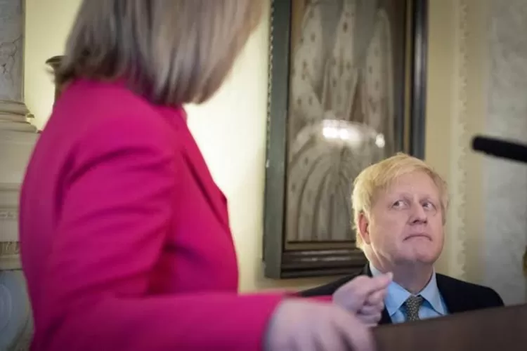 Potret Lizz Truss dan Boris Johnson dalam sebuah momen  (dailymail.co.uk)