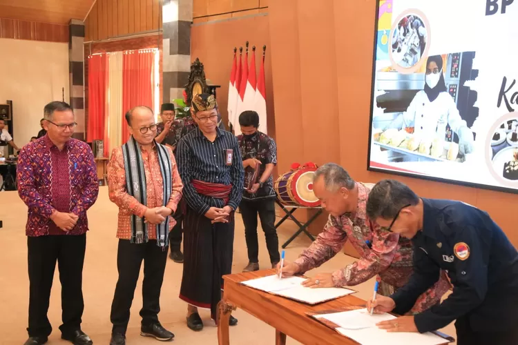 Sekjen Kemnaker Anwar Sanusi (kedua dari kiri) menyaksikan penandatanganan PKB Kagama dan BPVP Lombok Timur. 