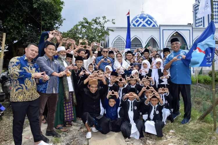 Ketua Komisi X DPR RI Berfoto Bersama Usai Meresmikan Masjid di Pesantren Miftahussyarif, Desa Sukapura, Kecamatan Kertasari Kab. Bandung (dok. Humas Partai Demokrat)