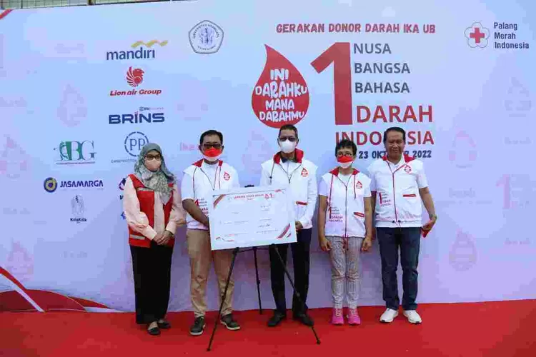 Pj Gubernur DKI Jakarta Heru Budi Hartono (tengah) menghadiri  baksos Alumni  Universitas Brawijaya Malang di Plaza Barat, Gelora Bung Karno, Minggu (23/19/2022).