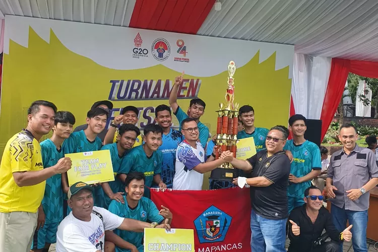Sekretaris Kedeputian Bidang Pengembangan Pemuda Kemenpora Edi Nurindra saat memberikan trofi juara futsal kepada DPP Mapancas (Ist )