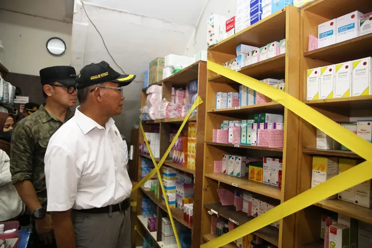 Menko PMK Muhadjir Effendy sidak ke sejumlah apotek, terkait kasus gagal ginjal akut. 