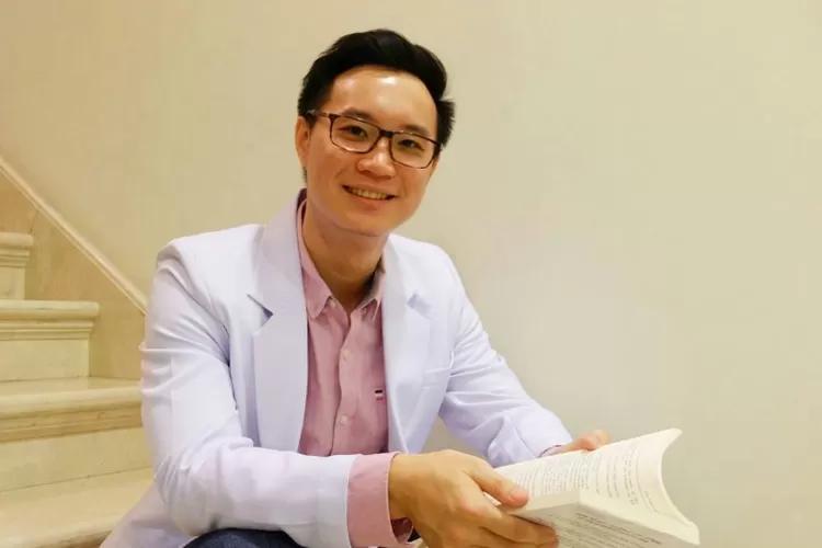 dr. Gerry Adrian Wiryanto adalah seorang dokter umum yang juga merupakan content creator seputar kesehatan. ( Instagram.com / gerryadrianw)