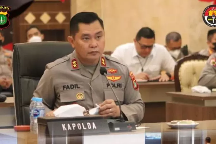 Kapolda Metro Jaya, Irjen Pol Fadil Imran melarang masyarakat menyalakan kembang api dan petasan di malam Tahun Baru 2023. (instagram @poldametrojaya)