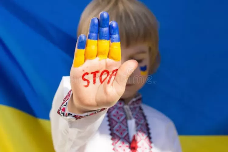 Ilustrasi anak Ukraina dengan simbol STOP WAR IN UKRAINE  (Dreamstime )