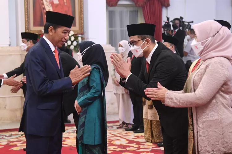 Presiden Joko Widodo memberi selamat kepada Fadlul Imansyah yang terpilih secara musyawarah dan mufakat menjadi Plt Kepala Badan Pelaksana BPKH.  (Dok BPKH)