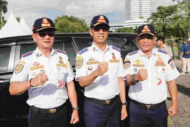 Pj Gubernur  DKI Heru Budi Hartono (tengah) didampingi  Kadishub DKI Syafrin Lupito (kiri)  memimpin apel  dengan agenda mengurai kemacetan di DKI Jakarta,  di Monas, Senin (24/10/2022)