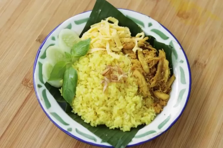 Resep nasi kuning rice cooker ayam suwir serundeng (twitter.com/hermawan_devin)
