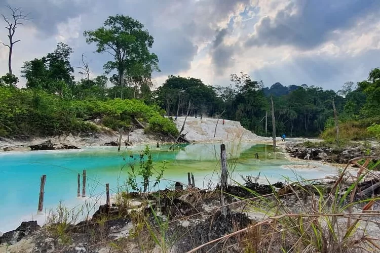 Wisata danau 'Kawah Putih Tinggi Raja' di Simalungun yang memukau (Instagram @yulia_sipayung)