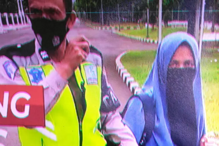 Perempuan Bersenjata Api Diamankan Paspampres di Depan Istana Merdeka (Tangkapan layar Breaking News YouTube )