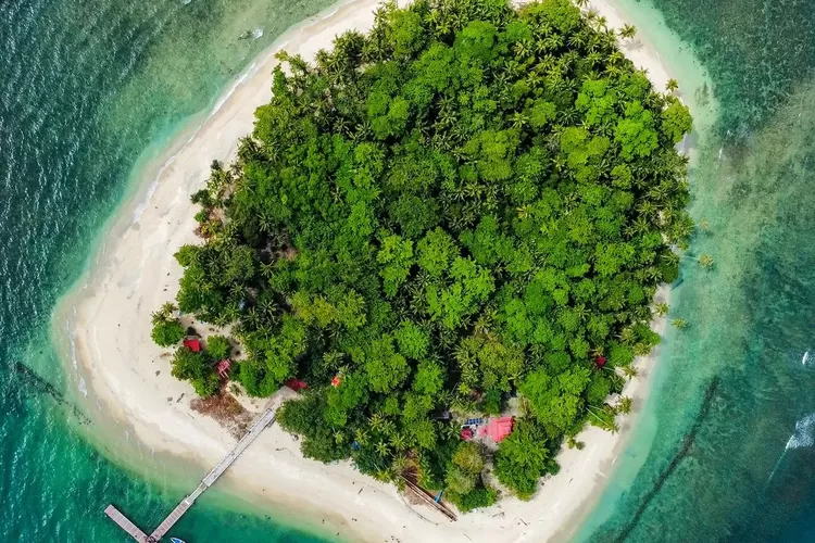 Potret keindahan destinasi wisata alam Pulau Angso Duo di Padang Pariaman (Instagram @titibobrok)