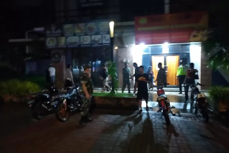 Polres Bogor menggelar Patroli gabungan bersama unsur TNI (Koramil) dan Sat Pol PP kecamatan Cileungsi pada Selasa dini hari (25/10). (Sumber gambar /humas polri)