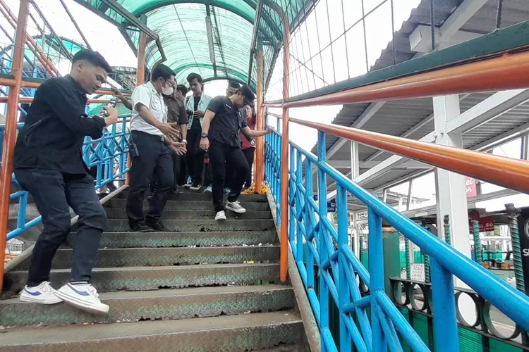 Wali Kota Bogor saat meninjau kondisi jembatan penyebrangan Stasiun Bogor, Senin (25/10/2022). (IST)