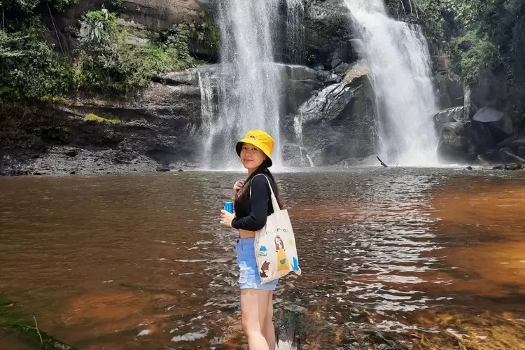 Mari manjakan mata dengan berkunjung ke wisata Air Terjun Riam Dait yang terindah di Kalimantan Barat (Instagram @sskkuukkzzkyy)