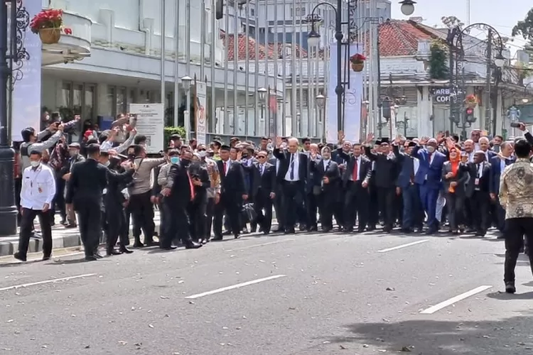 Sambangi Gedung Merdeka, Peserta Forum MPR Negara OKI Lakukan Historical Walk (Hj. Eli SIti Wasilah/Koran Gala)