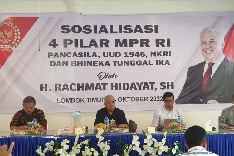 Anggota DPR RI Dapil Pulau Lombok H Rachmat Hidayat (dua dari kiri) sosialisasi empar kebangsaan di Lombok Timur. (Suara Karya/Istimewa)
