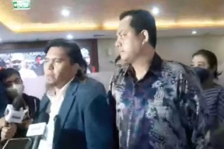 Zainul Arifin memberi keterangan pada awak media ketika melapor ke Bareskrim Mabes Polri  (Tangkap layar Youtube ./ DH ENTERTAINMENT NEWS )