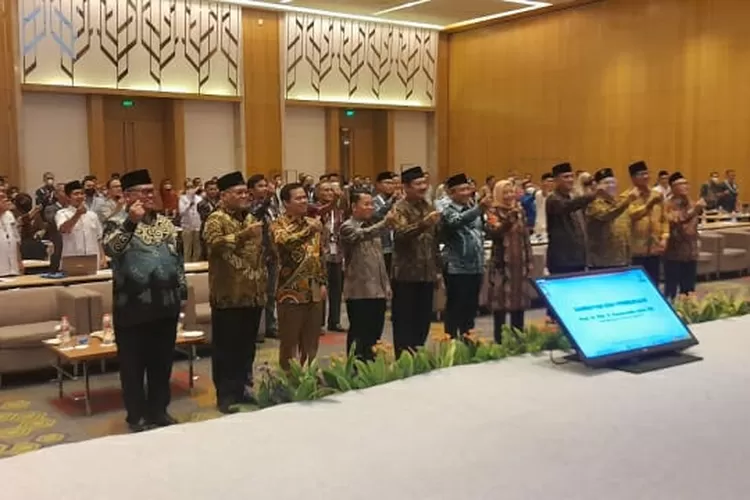 Para pimpinan Baznas RI foto bersama  usai  pembukaan Rakernas II UPZ 2022 di hotel mewah Kemayoran, Jakarta Pusat, Rabu (26/10/2022). 