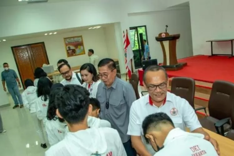 Ketua Umum KONI Provinsi DKI Jakarta melepas tim Anggar DKI menuju Kejurnas.